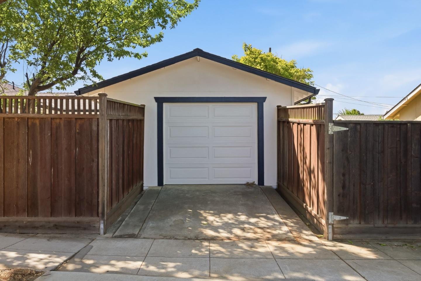 Detail Gallery Image 24 of 26 For 1051 Manhattan Ct, Sunnyvale,  CA 94087 - 3 Beds | 2 Baths