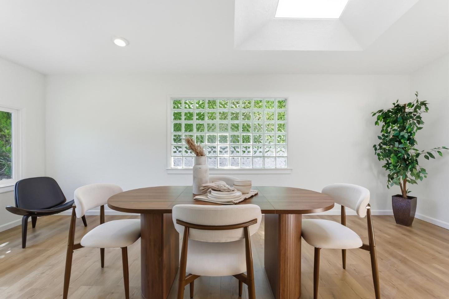 Detail Gallery Image 4 of 26 For 1051 Manhattan Ct, Sunnyvale,  CA 94087 - 3 Beds | 2 Baths