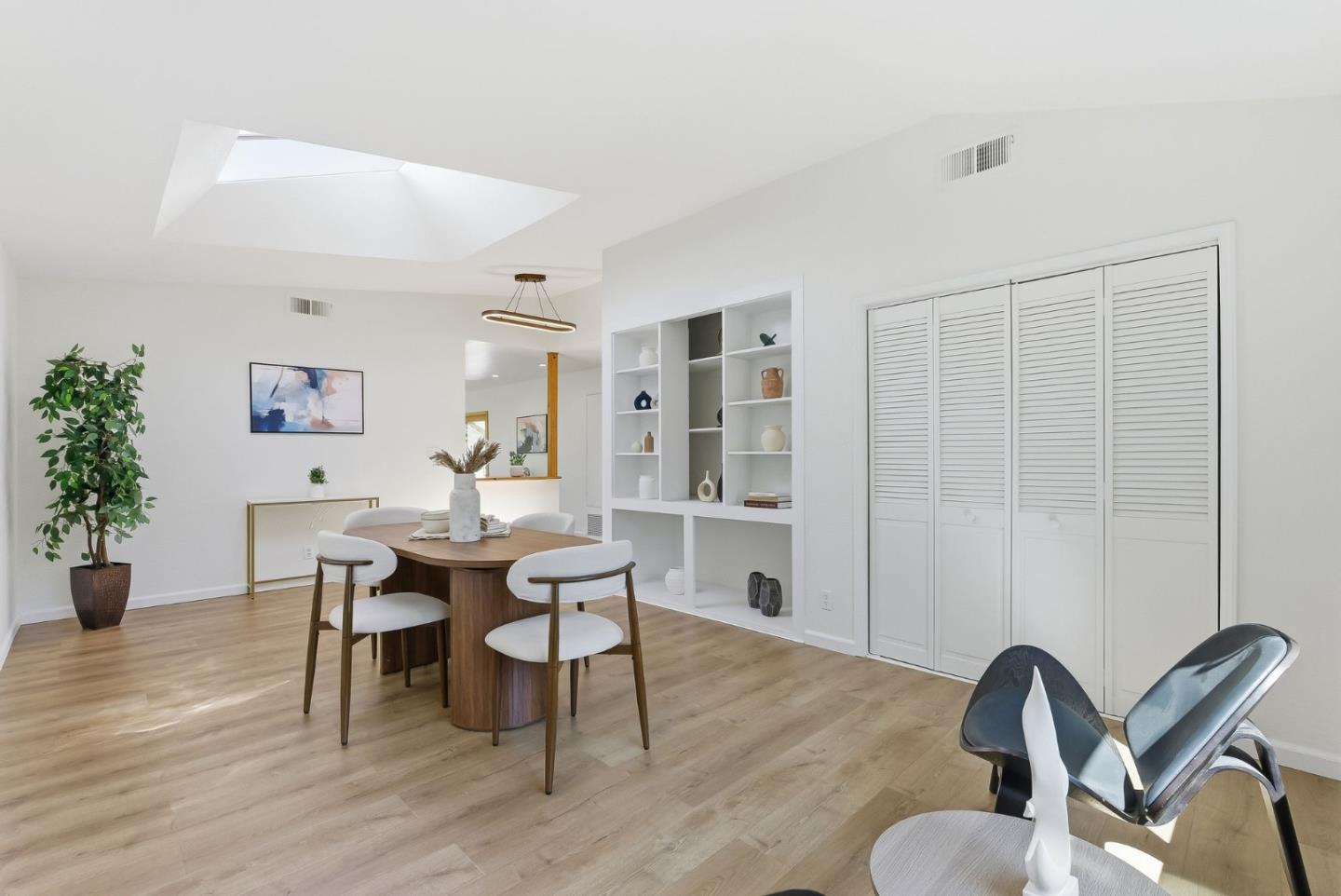 Detail Gallery Image 5 of 26 For 1051 Manhattan Ct, Sunnyvale,  CA 94087 - 3 Beds | 2 Baths