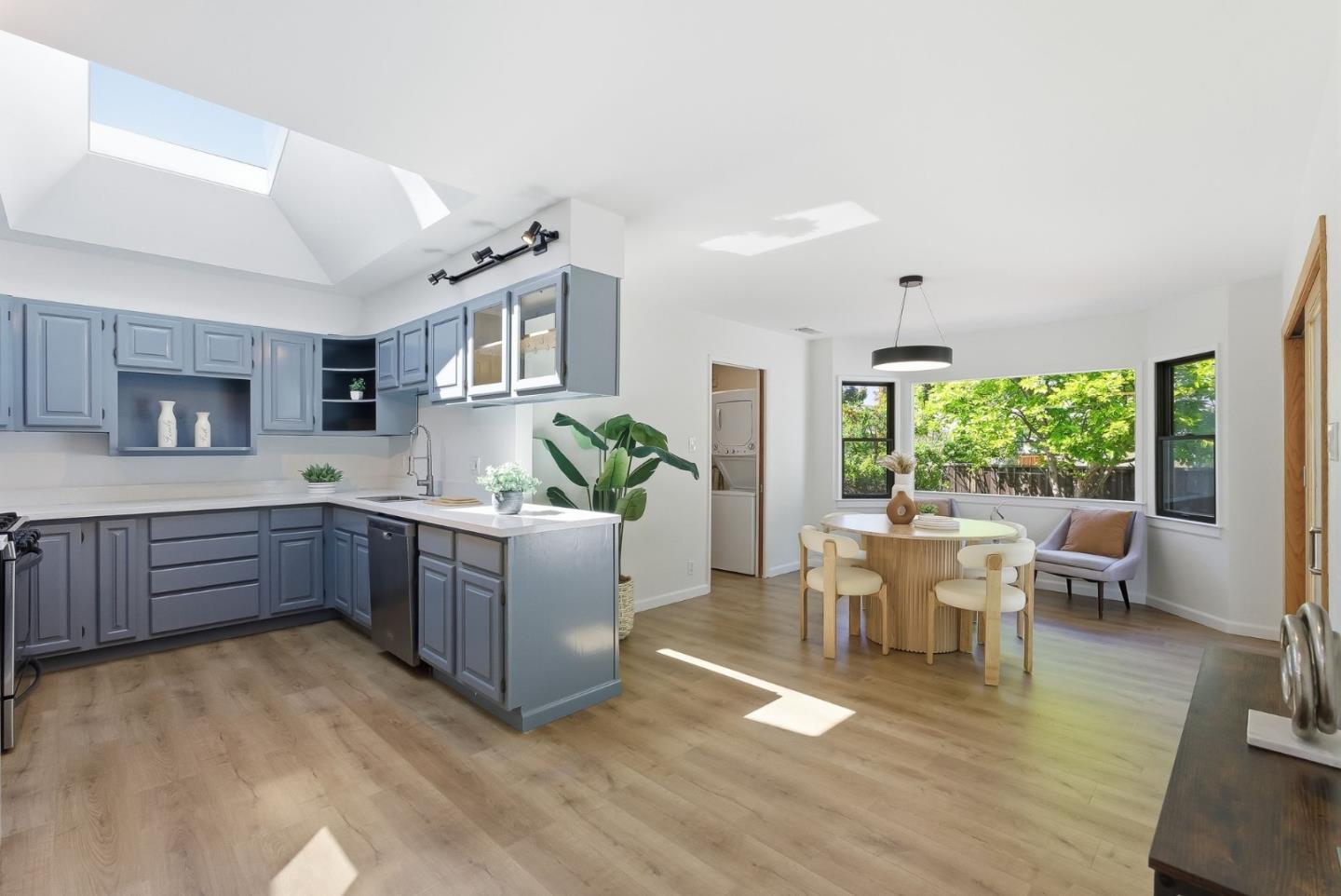 Detail Gallery Image 6 of 26 For 1051 Manhattan Ct, Sunnyvale,  CA 94087 - 3 Beds | 2 Baths