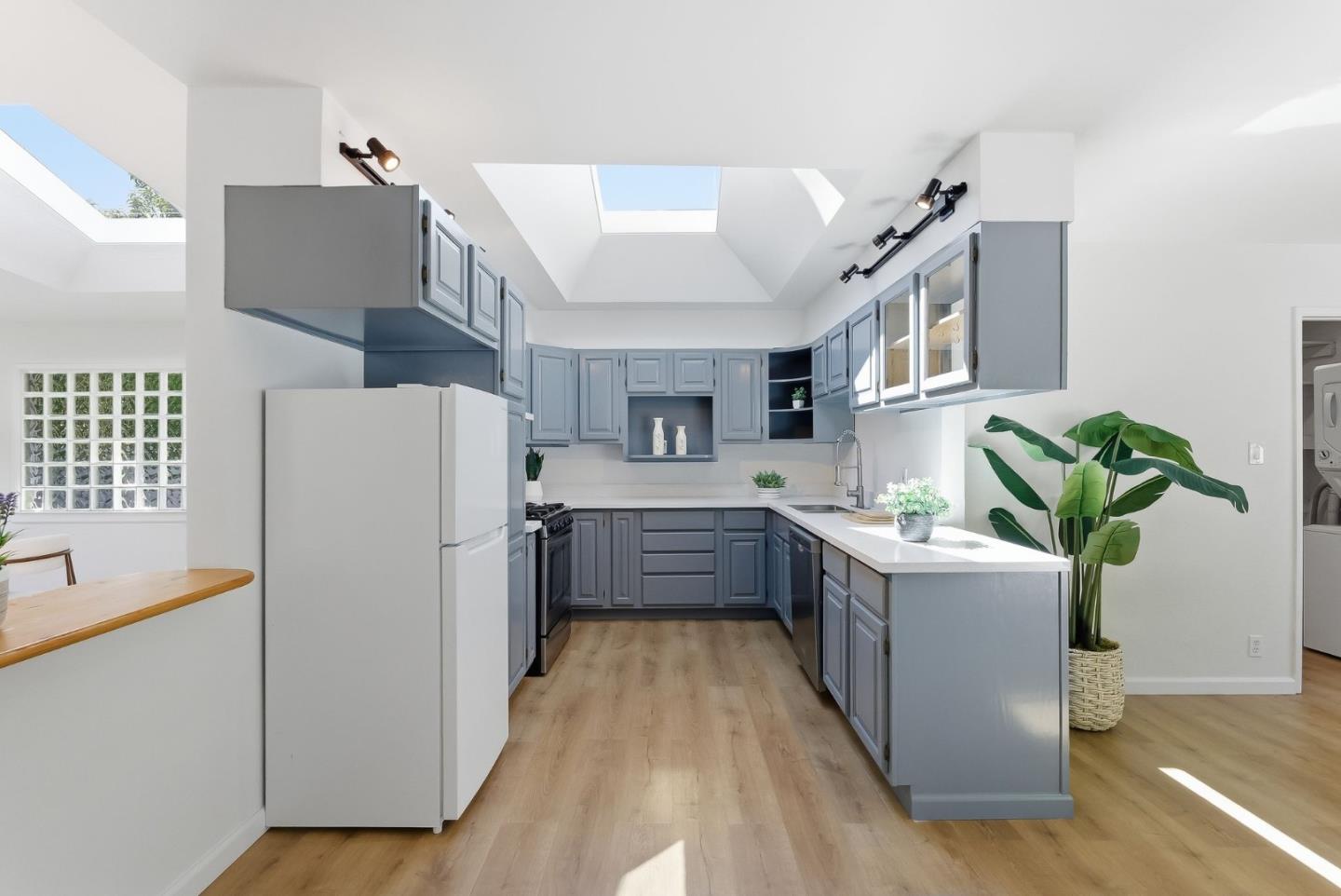 Detail Gallery Image 7 of 26 For 1051 Manhattan Ct, Sunnyvale,  CA 94087 - 3 Beds | 2 Baths