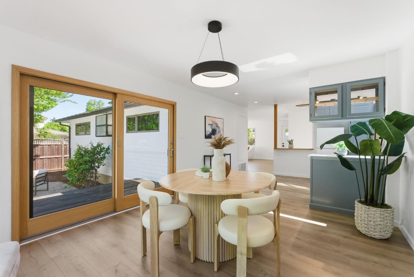 Detail Gallery Image 8 of 26 For 1051 Manhattan Ct, Sunnyvale,  CA 94087 - 3 Beds | 2 Baths