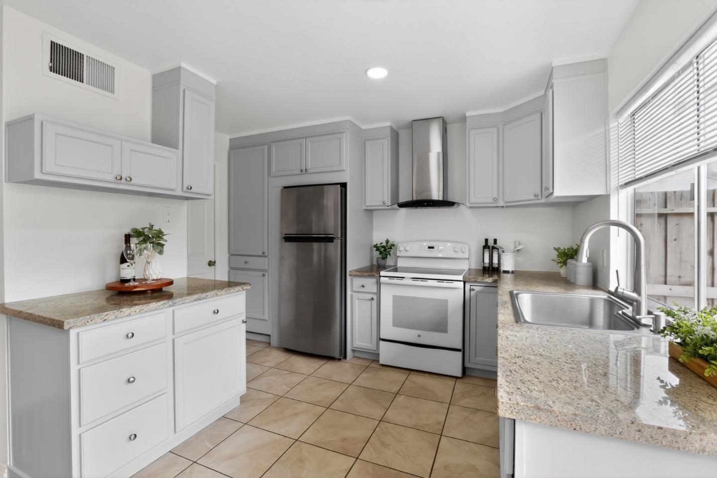 Detail Gallery Image 5 of 15 For 2269 Warfield Way #D,  San Jose,  CA 95122 - 3 Beds | 2 Baths