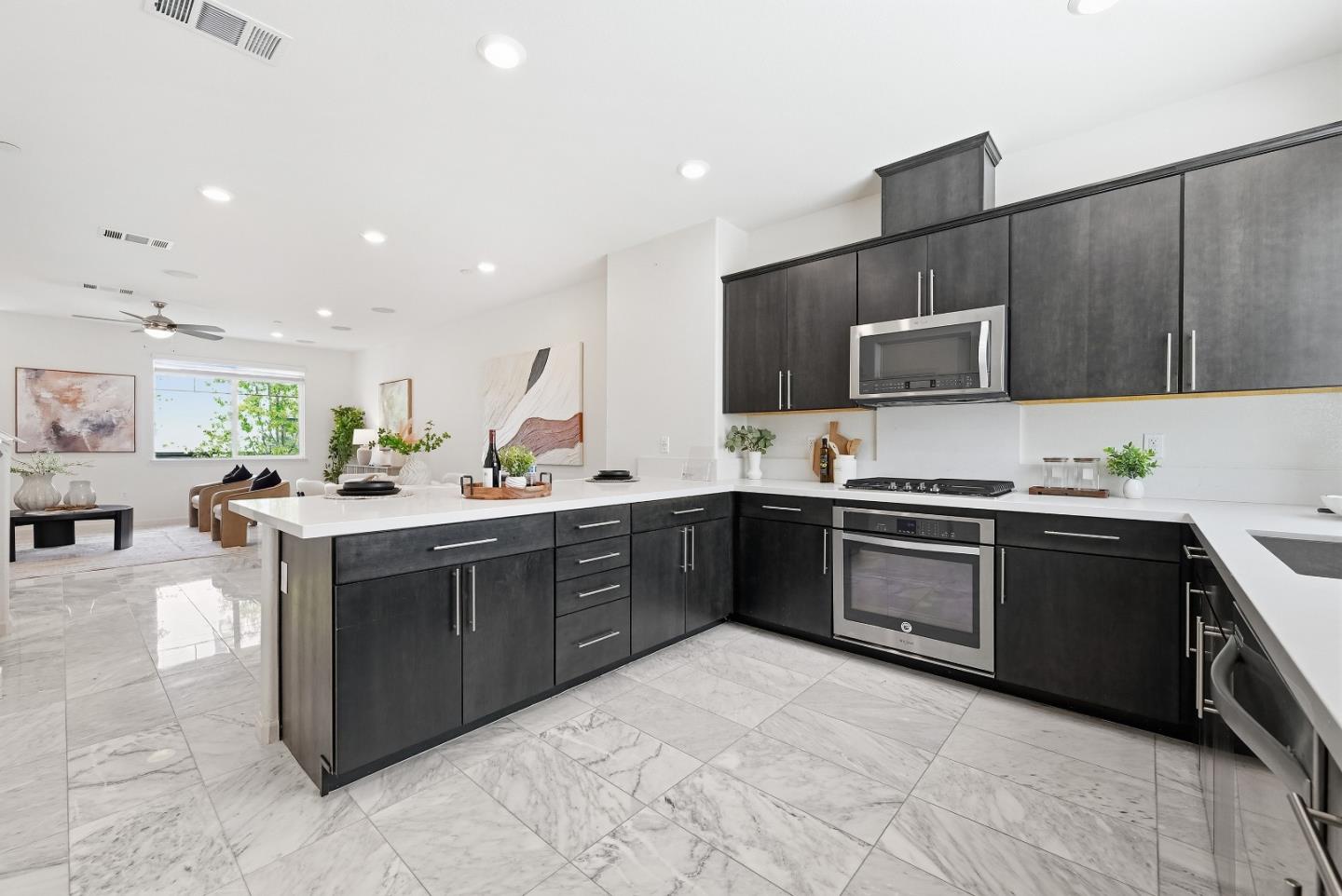 Detail Gallery Image 14 of 46 For 218 William Manly St #3,  San Jose,  CA 95136 - 4 Beds | 3/1 Baths