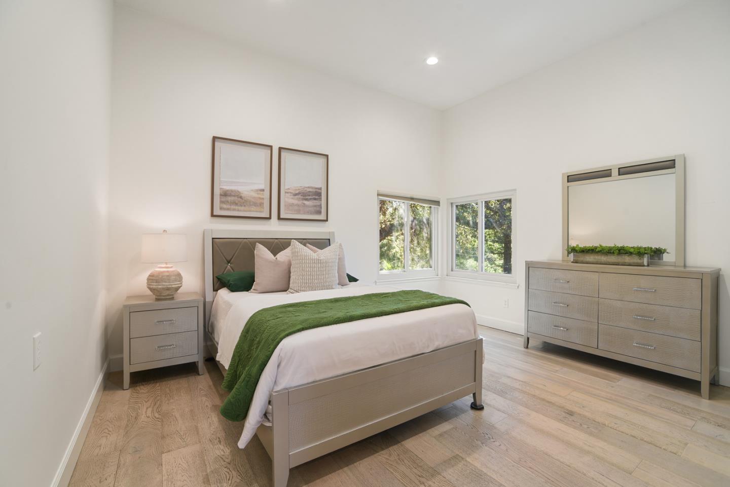 Detail Gallery Image 15 of 28 For 1130 Chula Vista Dr, Belmont,  CA 94002 - 4 Beds | 2/1 Baths