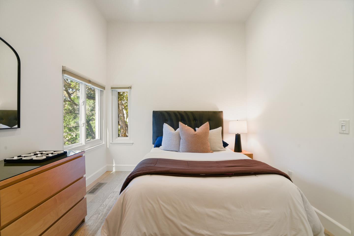 Detail Gallery Image 17 of 28 For 1130 Chula Vista Dr, Belmont,  CA 94002 - 4 Beds | 2/1 Baths