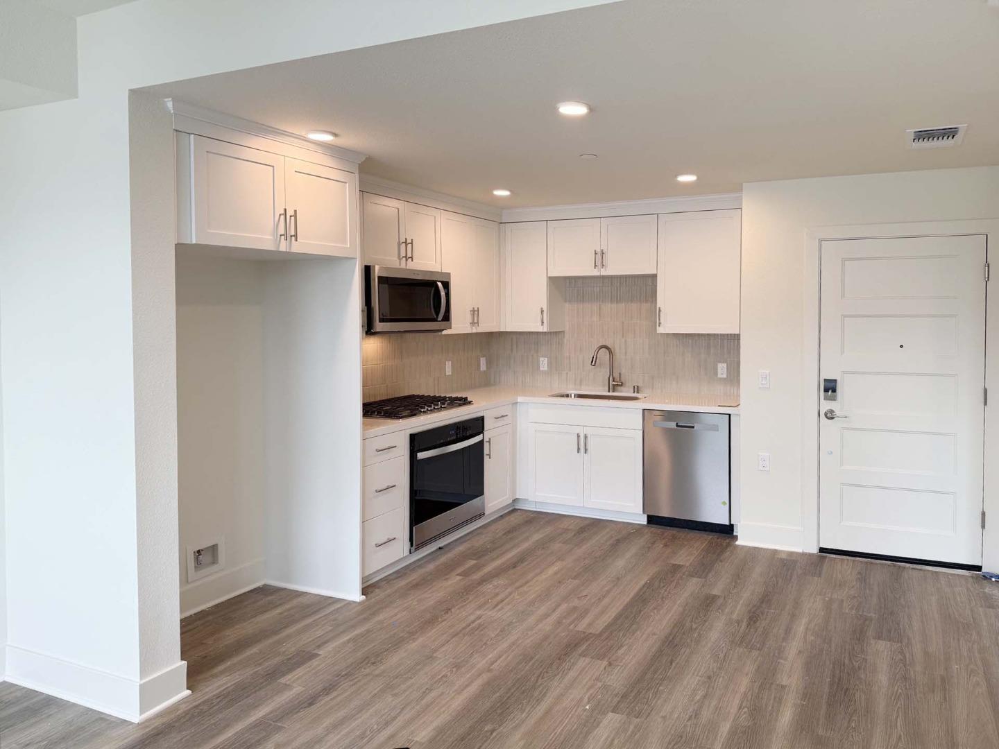Detail Gallery Image 2 of 8 For 17050 Depot St #302,  Morgan Hill,  CA 95037 - 1 Beds | 1 Baths