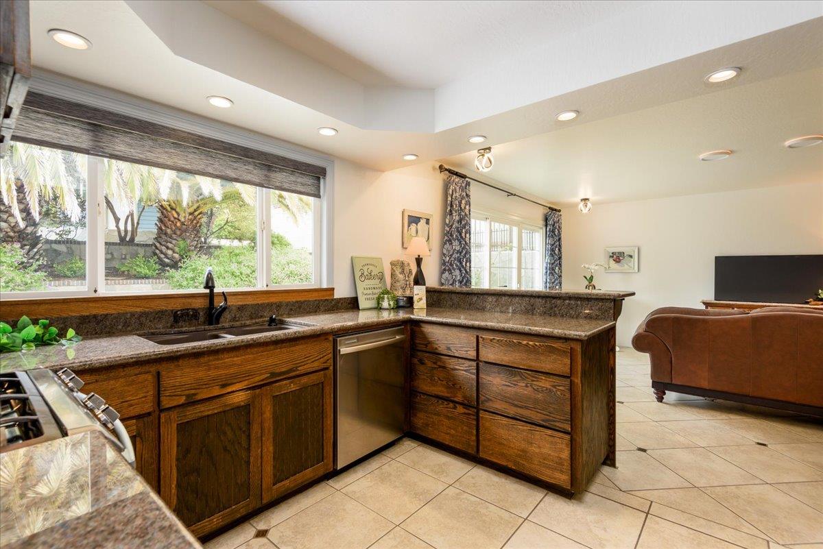 Detail Gallery Image 7 of 30 For 854 Prairie Creek Dr, Pacifica,  CA 94044 - 4 Beds | 2/1 Baths