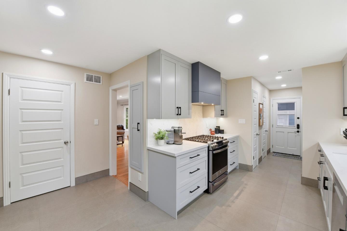 Detail Gallery Image 12 of 66 For 944 Malone Rd, San Jose,  CA 95125 - 3 Beds | 1/1 Baths