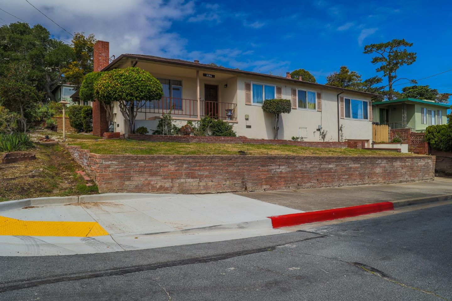 Detail Gallery Image 2 of 23 For 336 High St, Monterey,  CA 93940 - 3 Beds | 2 Baths