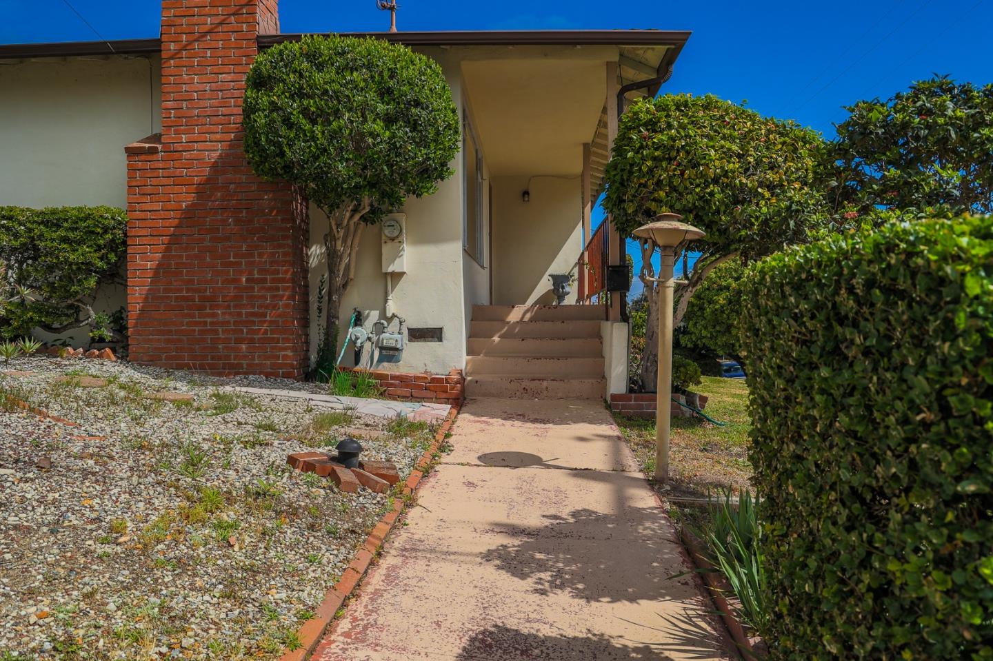 Detail Gallery Image 4 of 23 For 336 High St, Monterey,  CA 93940 - 3 Beds | 2 Baths