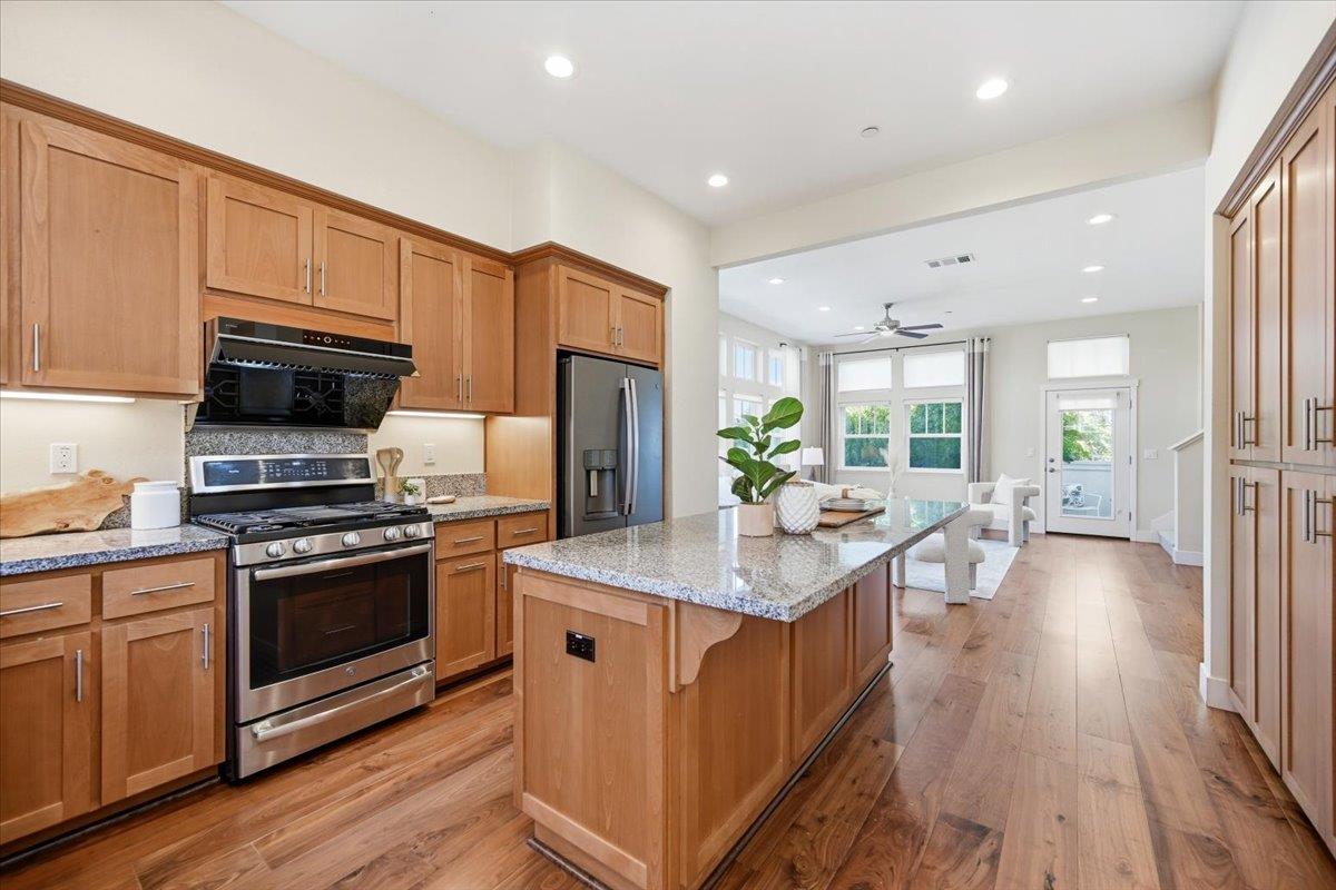 Detail Gallery Image 16 of 98 For 1918 Stella St, Mountain View,  CA 94043 - 4 Beds | 2/2 Baths