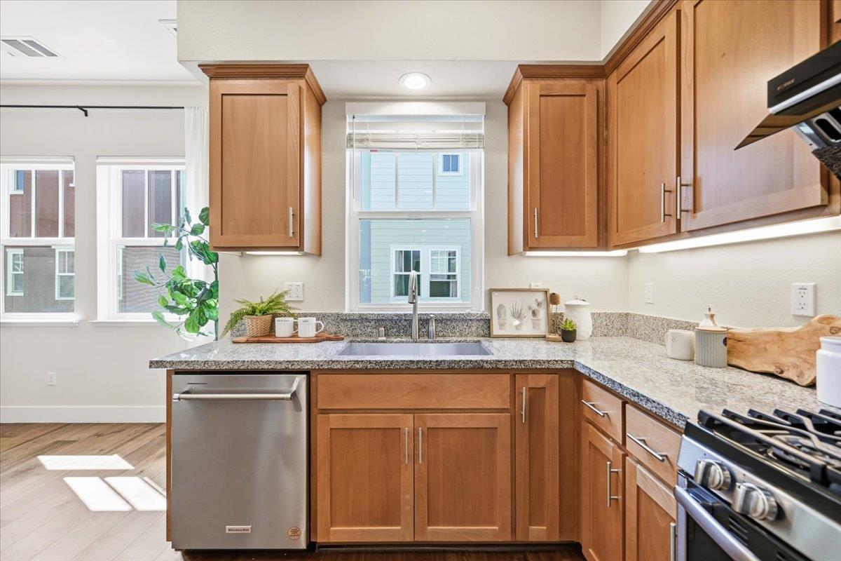 Detail Gallery Image 19 of 98 For 1918 Stella St, Mountain View,  CA 94043 - 4 Beds | 2/2 Baths