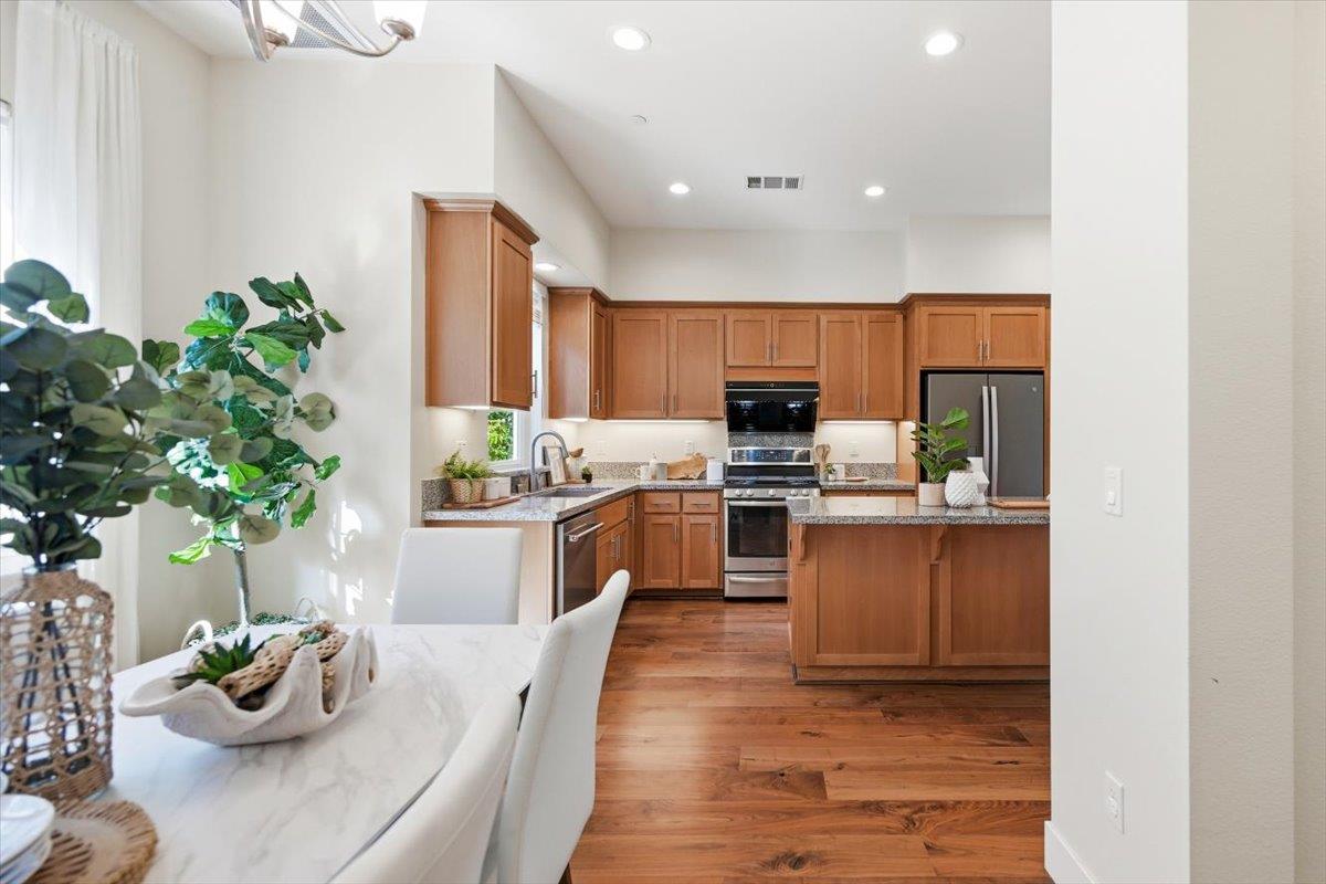 Detail Gallery Image 29 of 98 For 1918 Stella St, Mountain View,  CA 94043 - 4 Beds | 2/2 Baths