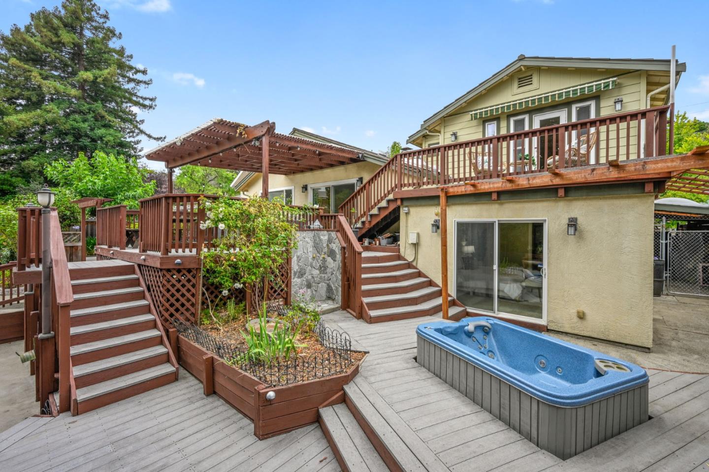 17529 Mayflower Dr