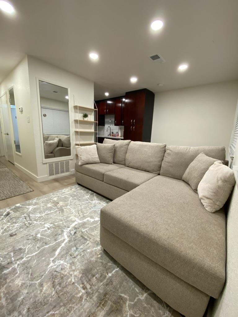 Front Image Thumbnail for ML82049820