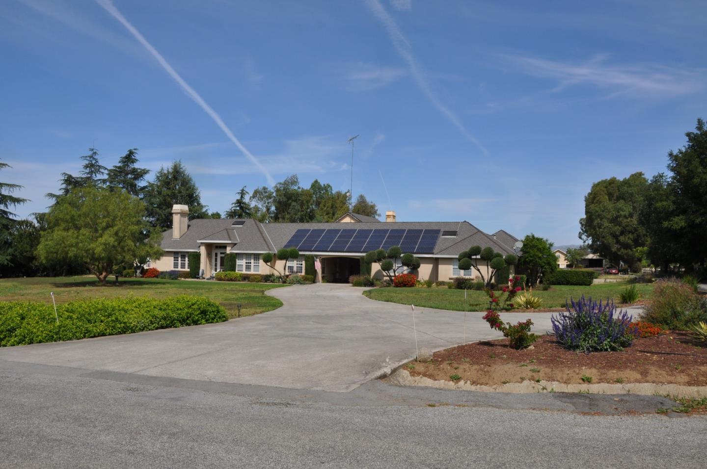 Photo of 300 Mcmahon RD, HOLLISTER, CA 95023