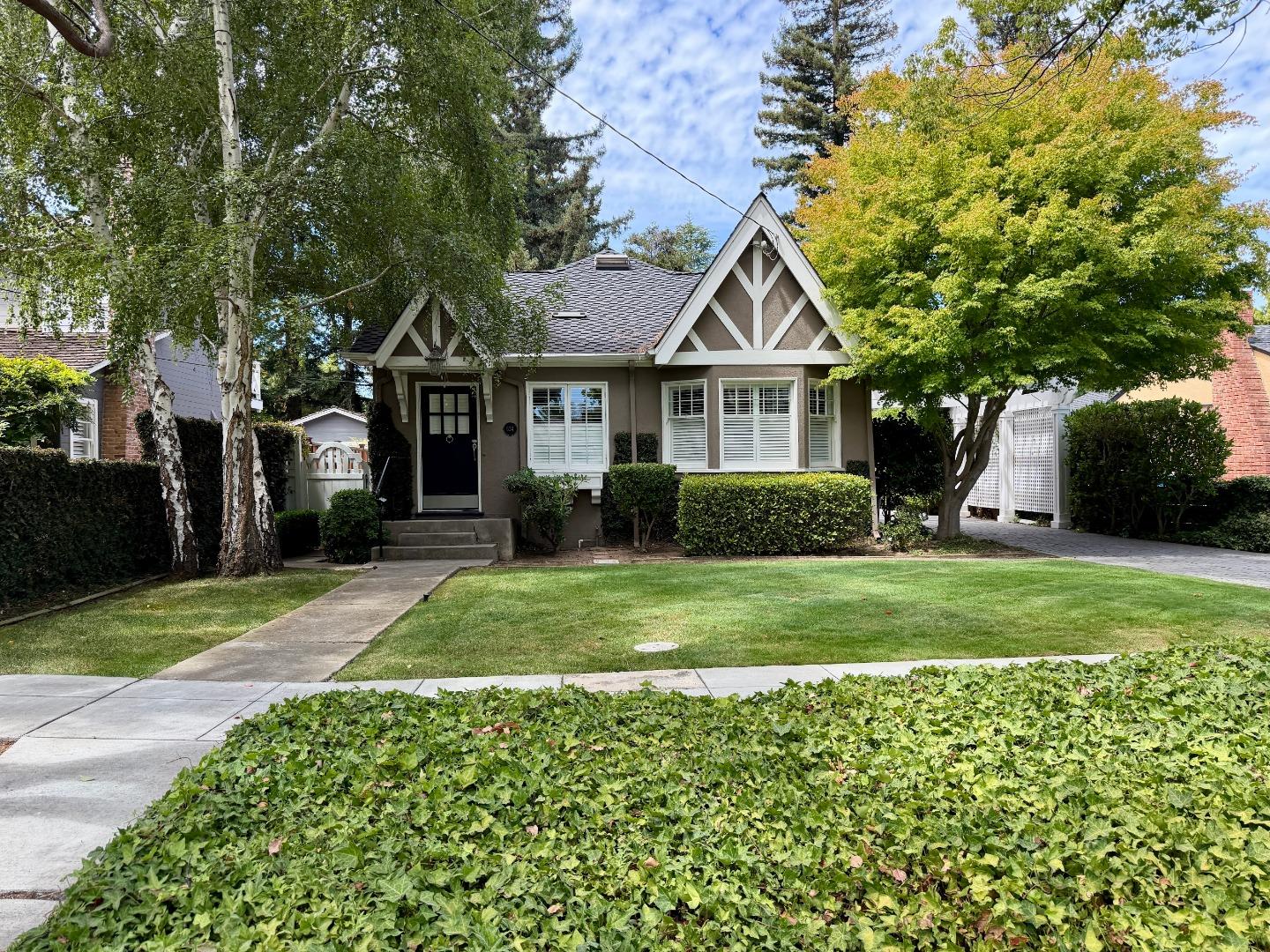 634 College AVE
