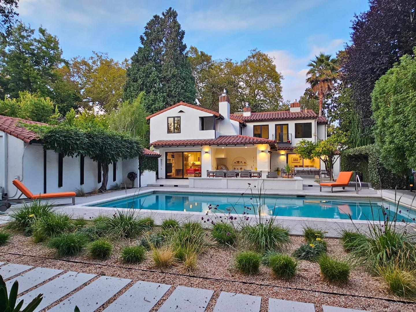 560 Center DR