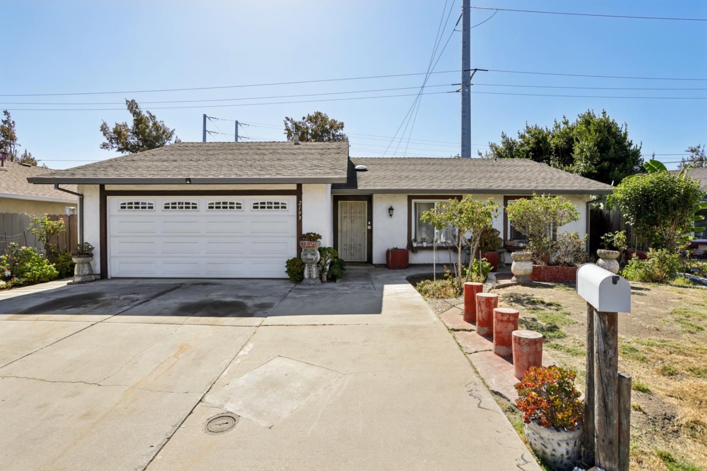 2199 Avenida De Las Flores