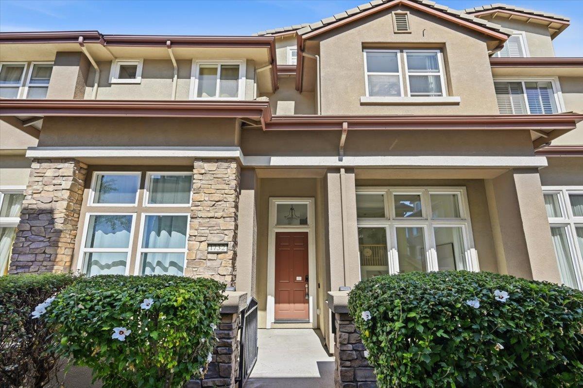 1732 Avenida Elisa