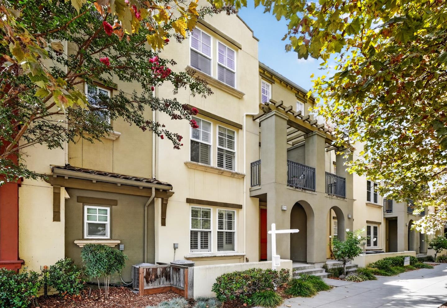211 W Evelyn AVE