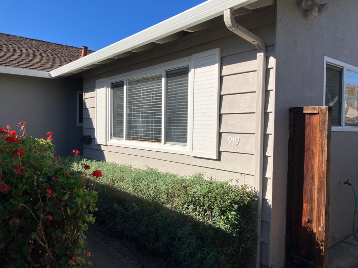 919 Henderson AVE